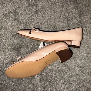 New with tags. Small heel ballet flat.